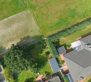 Cortile di pertinenza e servitù di passaggio: l’interclusione assoluta va provata dal richiedente