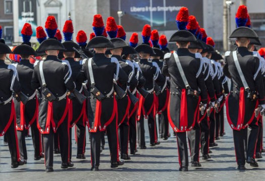 Omicidio colposo militare: Cassazione conferma la condanna del Carabiniere per mancata verifica dell’arma