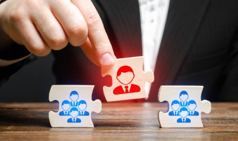 Amministratore di fatto e abuso della struttura societaria: la Cassazione chiarisce i limiti della responsabilità personale