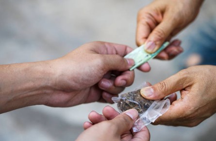 Rigetto dei ricorsi nel giudizio di rinvio: attenuanti generiche e recidiva nel narcotraffico