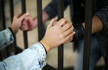 Il diritto del detenuto ai legami familiari non si annulla: la Cassazione sui doni ai minori