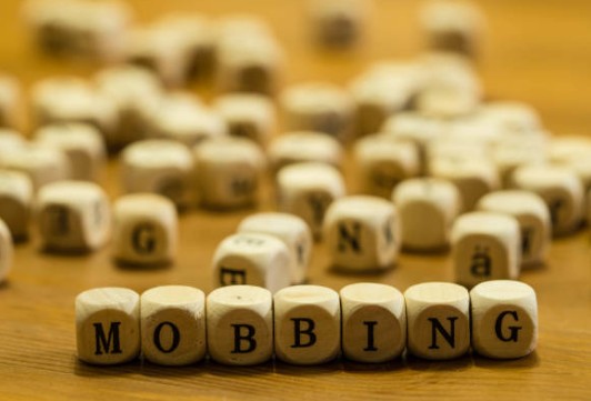 Mobbing lavorativo e straining: la Cassazione chiarisce requisiti e differenze