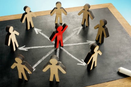 Responsabilità dei soci per debiti tributari della società estinta: presunzione di distribuzione degli utili occulti